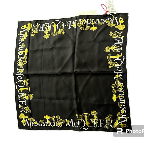 NWT 🍄 Alexander McQueen black mushroom silk square twill scarf - Picture 4 of 10